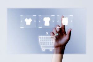 Mão interagindo com interface digital para compra de roupas online, representando o conceito de e-commerce e verificação de identidade